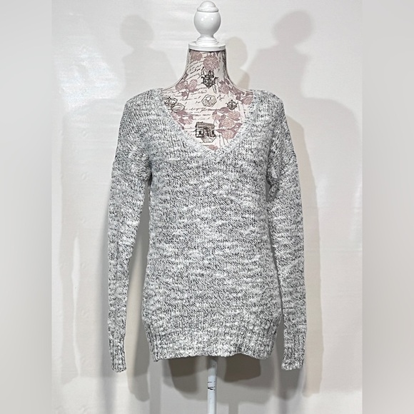 🛍️ AMERICAN EAGLE Gray heather V-neck sweater size M - Picture 4 of 15